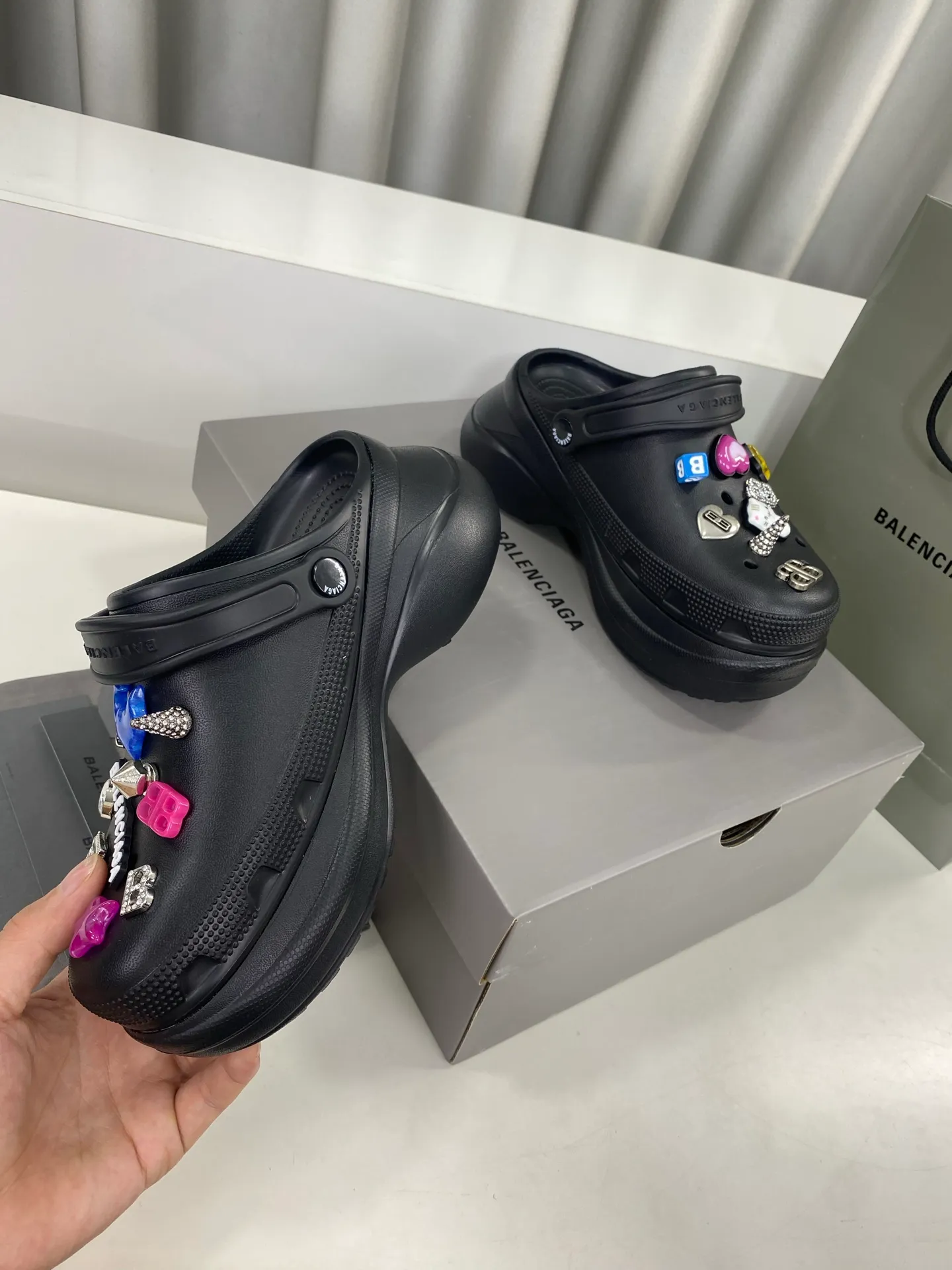 💕💕Factory direct selling price p560💕💕 Men’s and women’s Balenciaga x Crocs co-branded Crocs‼ ️ Balenciaga x Crocs' latest spring and summer couple's Crocs, a new dark horse item for spring 25, fashion bloggers at home and abroad have put on foot shows, popular on social platforms at home and abroad, fashionistas must buy, various Balenciaga element hardware buckle DIY highly brand-recognizable, heavy investment in mold making, ingenious craftsmanship, accurate restoration of every detail, original molded EVA rubber and plastic one-piece outsole, super light on the foot, 6cm outsole height, a proper heightening artifact Original complete package Size: 35-45